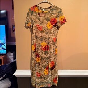 nyc Long blouse with openings on both sides to wear with shorts fabric is thin.